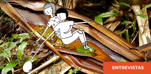 Ilustração em preto e branco de duas crianças brincando, sobre a foto de uma folha caída no chão de uma floresta. No canto inferior direito, sobre um retângulo laranja está escrito: entrevistas.