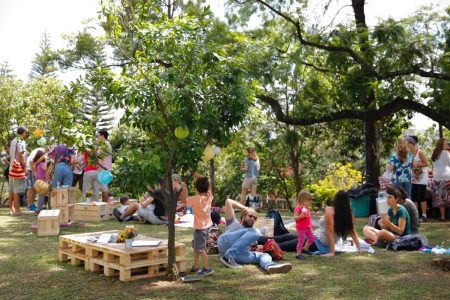 foto de Piquenique organizado pelo Movimento Boa Praça, com várias pessoas conversando, sentadas no gramado e fazendo atividades variadas na praça Amadeu Decome, em São Paulo.