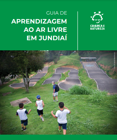 Capa do Guia de Aprendizagem ao Ar livre em Jundiaí, com o título e o logo do programa Criança e Natureza sobre um retângulo verde. Logo abaixo, foto de crianças correndo em um terreno íngreme.