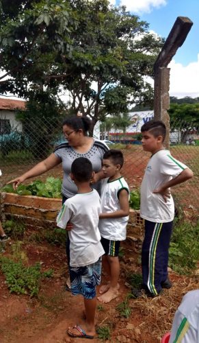 Eliana e estudantes da Escola Municipal João Pereira dos Santos.