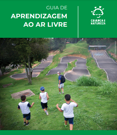 Capa do Guia de Aprendizagem ao Ar livre, com o título e o logo do programa Criança e Natureza sobre um retângulo verde. Logo abaixo, foto de crianças correndo em um terreno íngreme. 