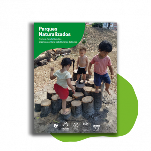 Capa do livro Parques Naturalizados, com a imagem de crianças em um brinquedo feito com tocos de madeira.