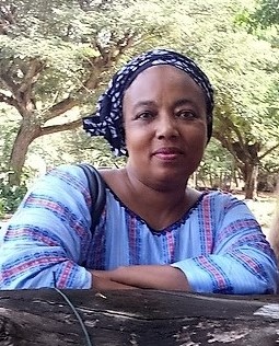 Amowi Sutherland Phillips, coordenadora da Mmofra Foundation, em Gana, uma mulher negra om turbante azul na cabeça que sorri para a câmera
