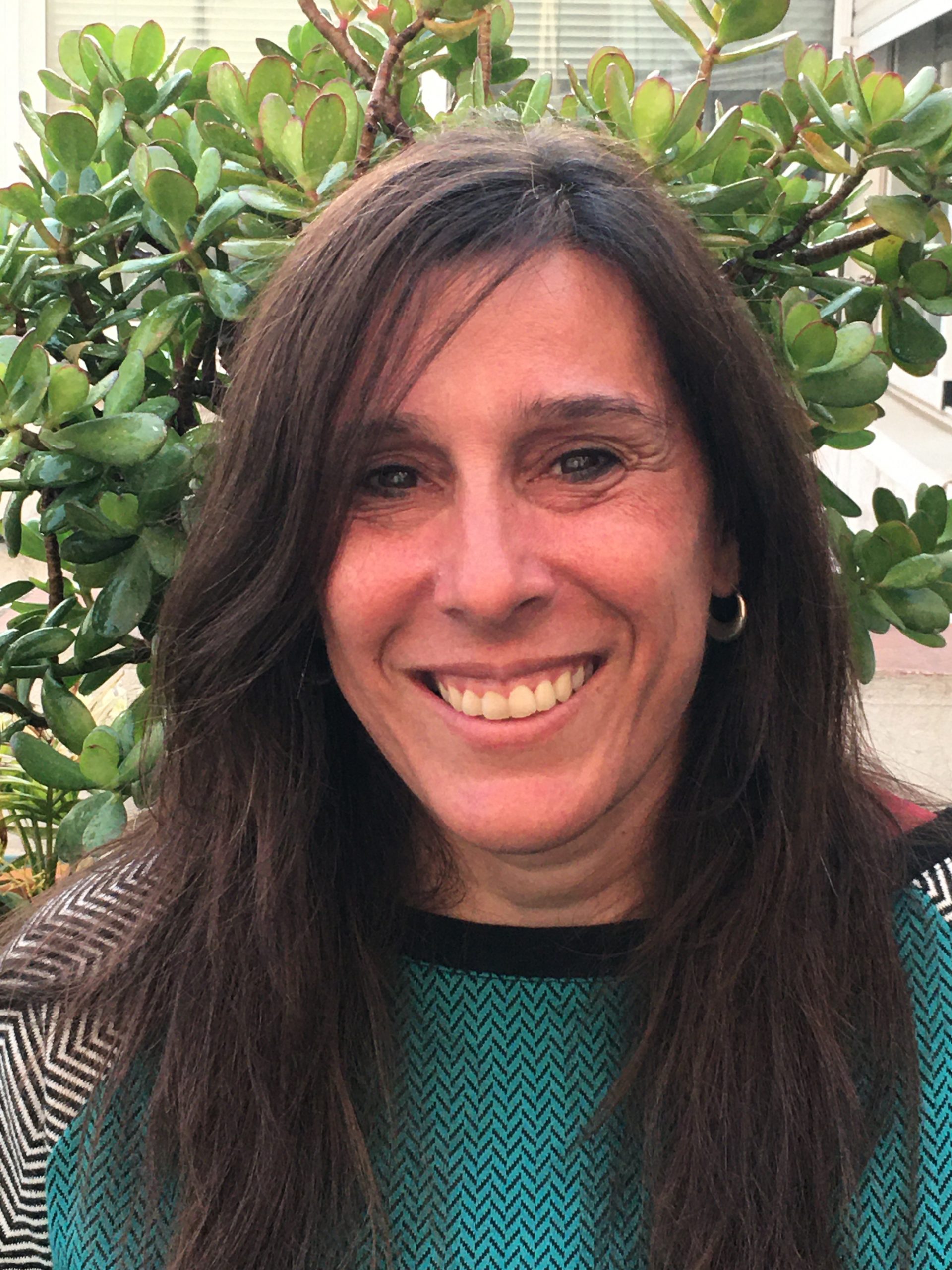 A pedadoga e educadora social Emma Cortés, de Barcelona, uma mulhar branca, de cabelos castanhos e que está sorrindo