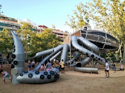 crianças brincam em um polvo gigante construído em Parc de la Pegaso, Barcelonaconstruído no 